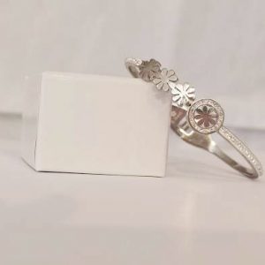 Bracciale rigido con fiori e strass
