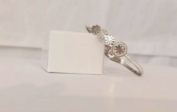 Bracciale rigido con fiori e strass
