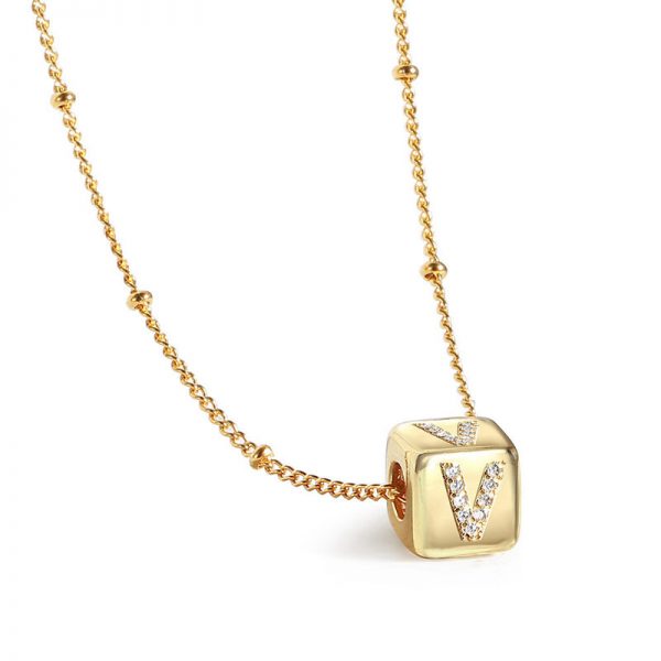 Collana con ciondolo a Cubo e Iniziale V con brillantini