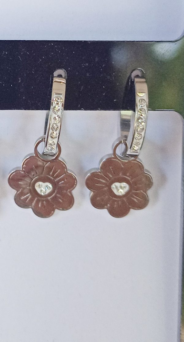 Orecchino in acciaio a cerchio con ciondolo fiore