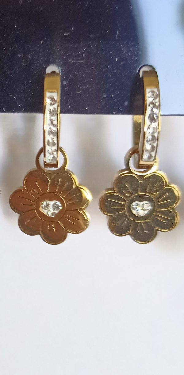 Orecchino dorato a cerchio con ciondolo fiore