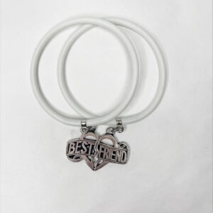 Set di due bracciali in silicone con ciondolo cuore diviso in due Bianco