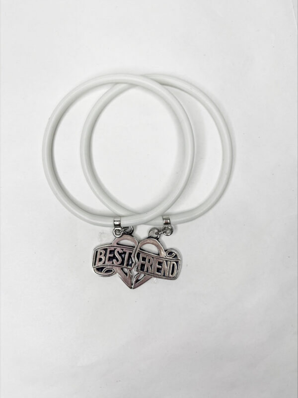 Set di due bracciali in silicone con ciondolo cuore diviso in due Bianco