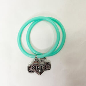 Set di due bracciali in silicone con ciondolo cuore diviso in due