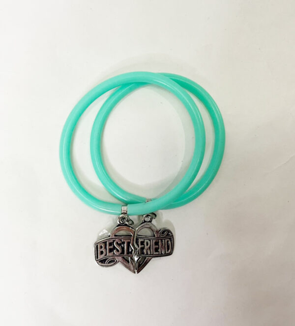 Set di due bracciali in silicone con ciondolo cuore diviso in due